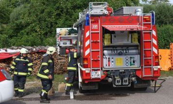 Schwerer Unfall in Aistersheim: Mann bei Carport-Abbau eingeklemmt