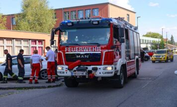 Personenrettung in Wels-Vogelweide: Kind aus Auto befreit