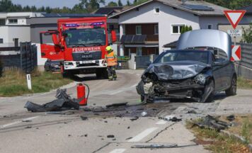 Schwere Kollision zwischen Pkw und Lkw in Steinerkirchen an der Traun