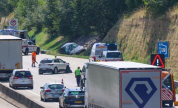 Schwerer Unfall auf der A8: Vier Verletzte nach Fahrzeugüberschlag