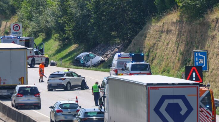 Schwerer Unfall auf der A8: Vier Verletzte nach Fahrzeugüberschlag