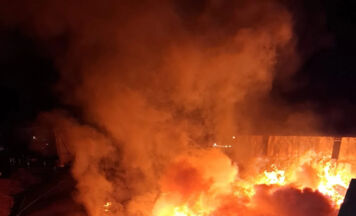 Großbrand in Entsorgungsbetrieb: Fast 300 Einsatzkräfte im nächtlichen Großeinsatz