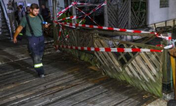 Feuerwehr rettet Mann von wackliger Brücke über den Mühlbach in Wels