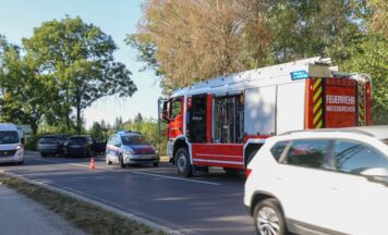 Zwei PKW kollidierten in Weißkirchen an der Traun: Feuerwehr bei Aufräumarbeiten im Einsatz