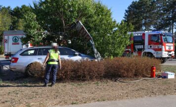 Auto krachte in Verkehrsinsel: Unfall in Thalheim bei Wels sorgt für Straßensperre