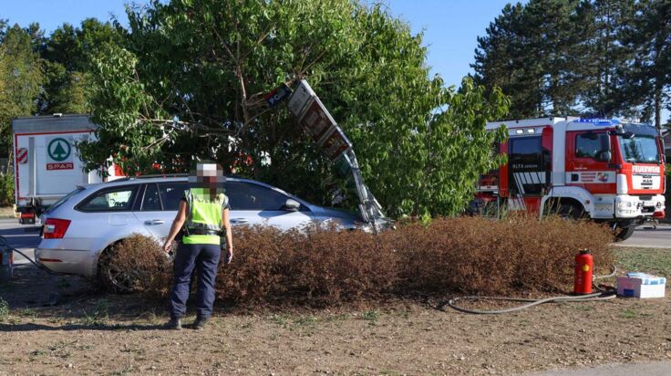 Auto krachte in Verkehrsinsel: Unfall in Thalheim bei Wels sorgt für Straßensperre