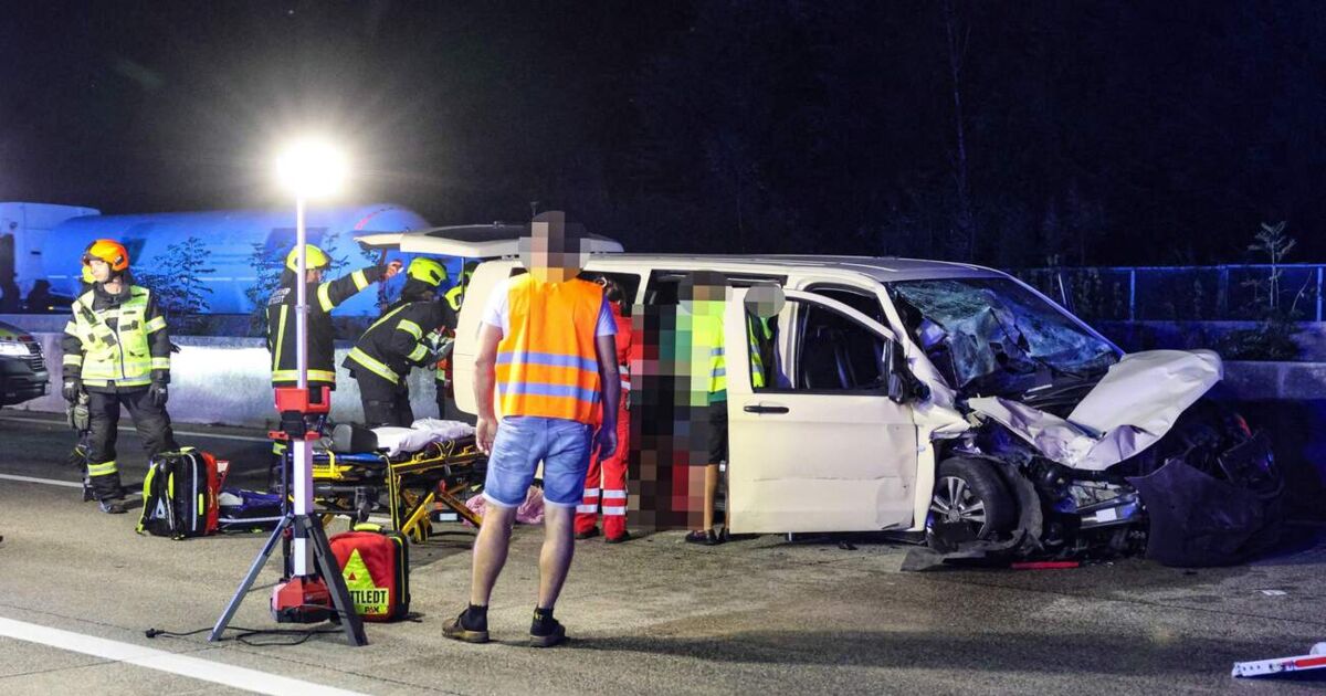 Serious accident on the A1 near Sattledt: Minibus crashes into truck - | ...
