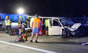 Schwerer Unfall auf der A1 bei Sattledt: Kleinbus kracht in LKW – sieben Verletzte