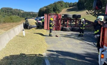 Frau und drei Kinder bei Unfall mit Traktoranhänger verletzt