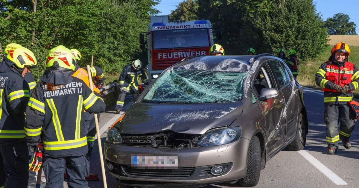 Автомобиль перевернулся на крышу на трассе B137 в Ноймаркте