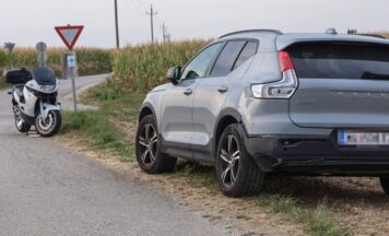 Kollision zwischen Motorrad und Auto in Sattledt