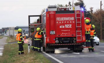 Feuerwehr und Polizei nach Auffahrunfall in Marchtrenk im Einsatz