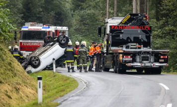 Pkw überschlug sich nach Schleudern auf nasser Fahrbahn in Hörbich