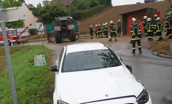 Traktoranhänger mit Erde stürzte in Prambachkirchen auf Auto