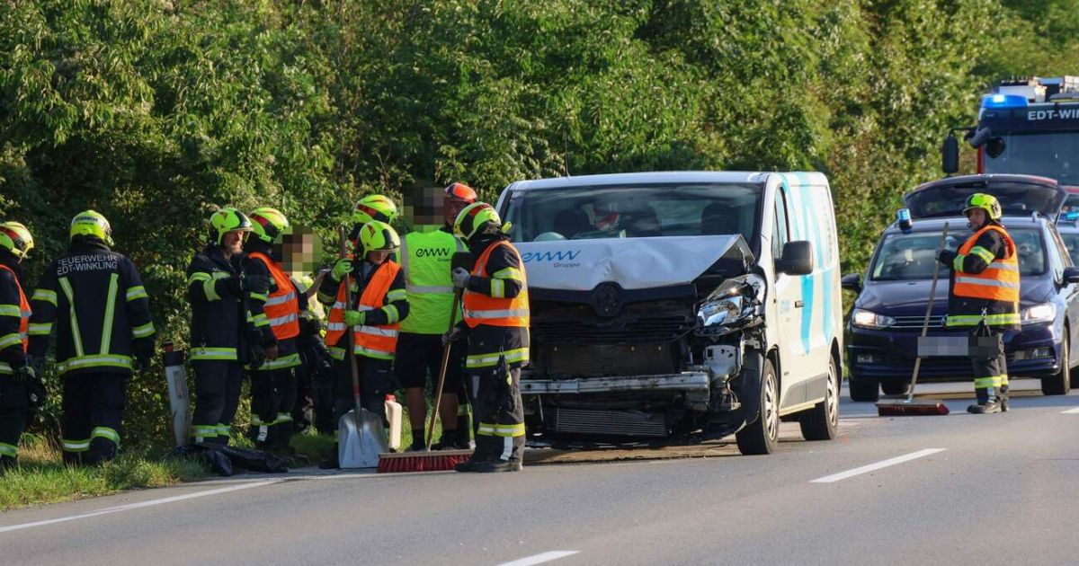 Rear-end collision between a van and a flatbed truck on the B1 in Edt near ...