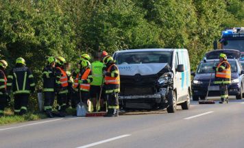 Auffahrunfall zwischen Kleintransporter und Pritschenwagen auf der B1 in Edt bei Lambach