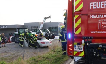 Auto bei Unfall in Neumarkt im Hausruckkreis gegen abgestellten Traktor geprallt