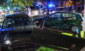 Feuerwehr muss eingeklemmte Person nach schwerem Unfall in Ried retten