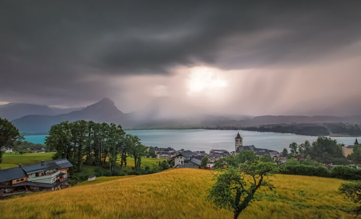Ein Gewitter zieht über dem Wolfgangsee auf. (Symbolfoto: allessuper_1979/stock.adobe.com)