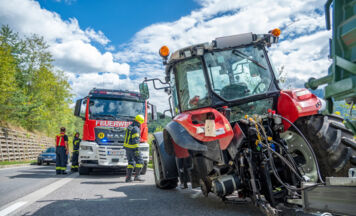 Traktor verliert Reifen auf der B140 in Micheldorf