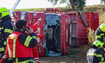 Lkw stürzte in Piberbach beim Abkippen von Erde um