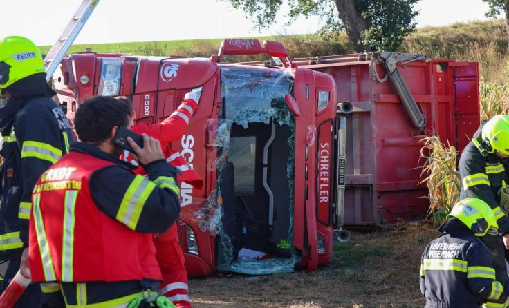 Der umgestürzte Lkw (Foto: laumat/Matthias Lauber)