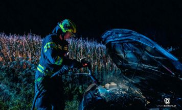 Zwei Feuerwehren löschen Pkw-Brand in Ried im Traunkreis