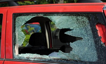Polizisten retten eingeschlossenen Säugling aus Auto