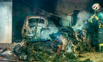 Garage und zwei Fahrzeuge bei Brand in Kirchham zerstört