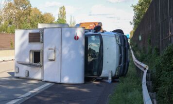 Wohnmobil stürzt auf der A25 bei Wels um