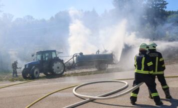 Sieben Feuerwehren löschen brennenden Holzstoß in Buchkirchen