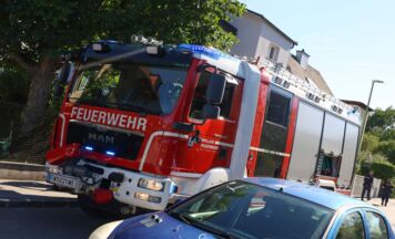 Feuerwehr löscht brennende Thujenhecke in Wels-Pernau
