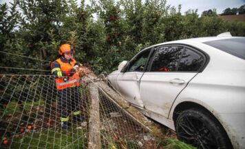 Auto kracht in Buchkirchen in Zaun einer Apfelplantage