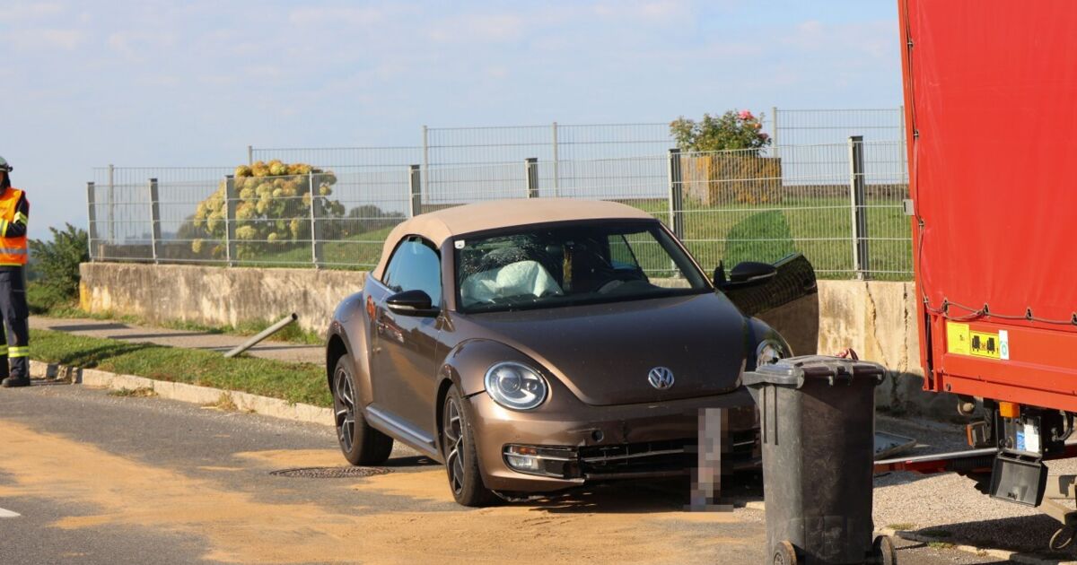 Car crashes into traffic sign and fence in Buchkirchen