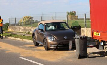 Pkw krachte in Buchkirchen gegen Verkehrszeichen und Zaun