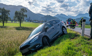 Feuerwehr Micheldorf barg Pkw aus steiler Böschung an der Ziehbergstraße