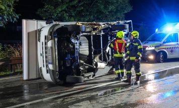 Wohnmobil überschlug sich nach Kollision in Pinsdorf
