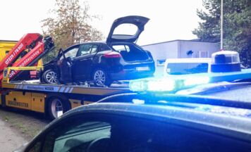 Taxibus und Auto kollidierten in Kreisverkehr in Leonding