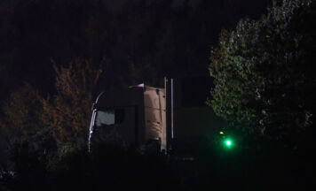 Lkw mit abgefahrenen Reifen krachte im Regen gegen Auto