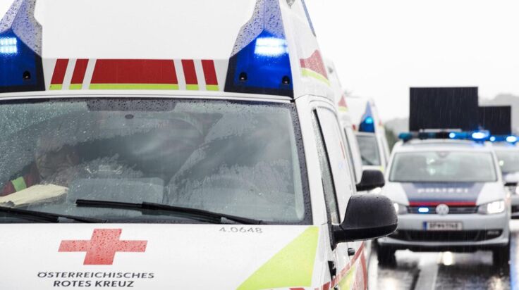 Autofahrer (34) lag nach Unfall auf der A1 nicht ansprechbar hinter der Leitschiene