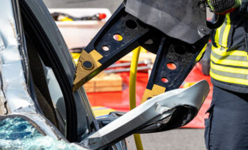 Feuerwehr rettet Schwerverletzten aus Unfallfahrzeug in Frankenburg