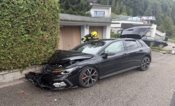 Pkw prallte in Altmünster gegen Gartenmauer