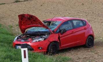 Auto landete nach Unfall in Bad Wimsbach-Neydharting in einem Feld