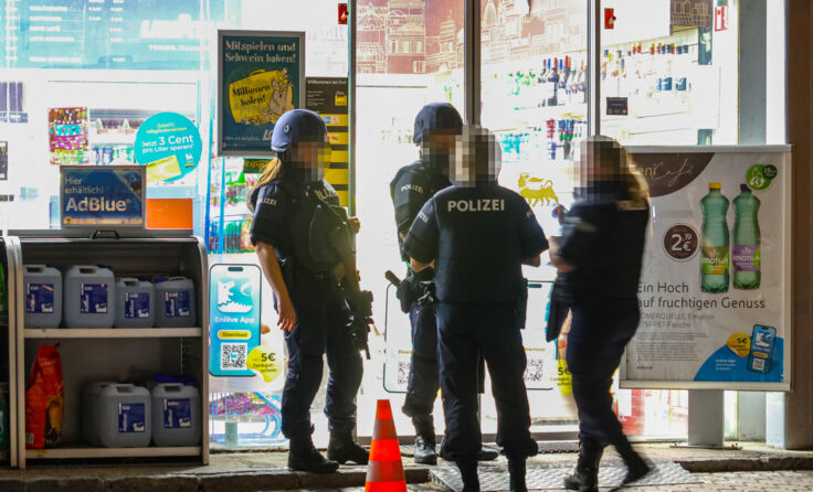 Die Polizei vor Ort nach dem Überfall am 6. September (Foto: laumat/Matthias Lauber)