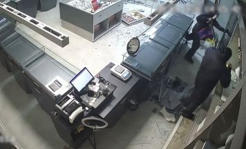 Einbrecher fuhren mit Auto in Linzer Juweliergeschäft