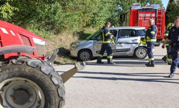 Schwere Kollision zwischen Traktor und Auto in Eschenau
