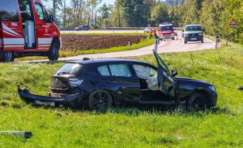 Unfall auf B144 in Laakirchen: zwei Verletzte nach Kollision