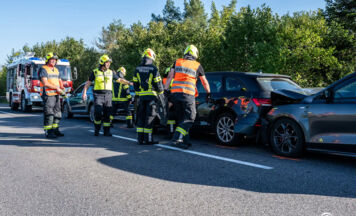 Stau nach Unfall auf der B145 in Regau