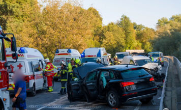 Drei Verletzte nach Frontalcrash auf der B127 bei Ottensheim