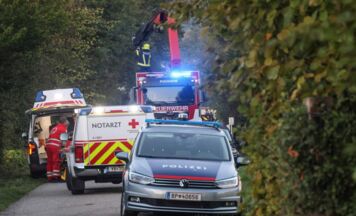 Schwerverletzte Person aus steiler Böschung in Attnang-Puchheim gerettet